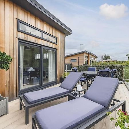 Luxury Lodge With Hot Tub In Windsor Marina Экстерьер фото