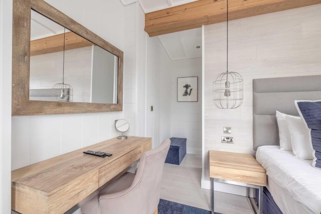 Luxury Lodge With Hot Tub In Windsor Marina Экстерьер фото