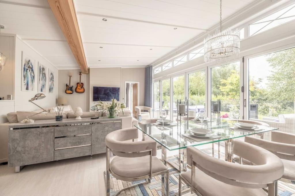 Luxury Lodge With Hot Tub In Windsor Marina Экстерьер фото