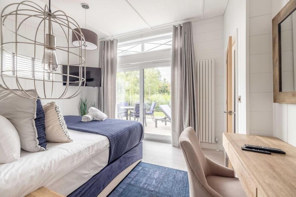 Luxury Lodge With Hot Tub In Windsor Marina Экстерьер фото