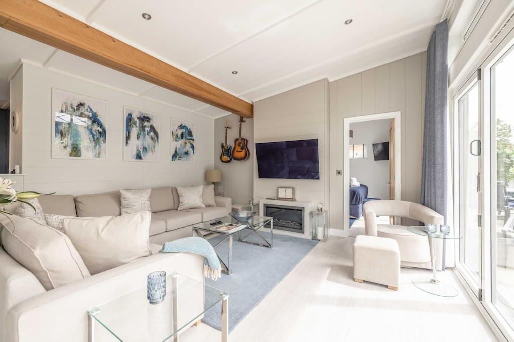 Luxury Lodge With Hot Tub In Windsor Marina Экстерьер фото