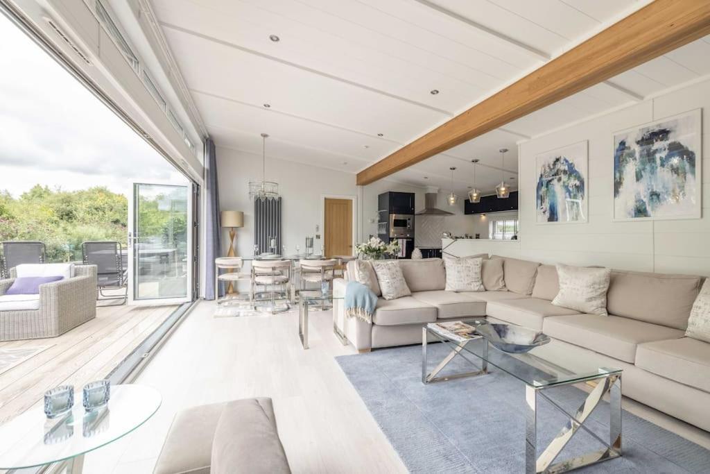 Luxury Lodge With Hot Tub In Windsor Marina Экстерьер фото