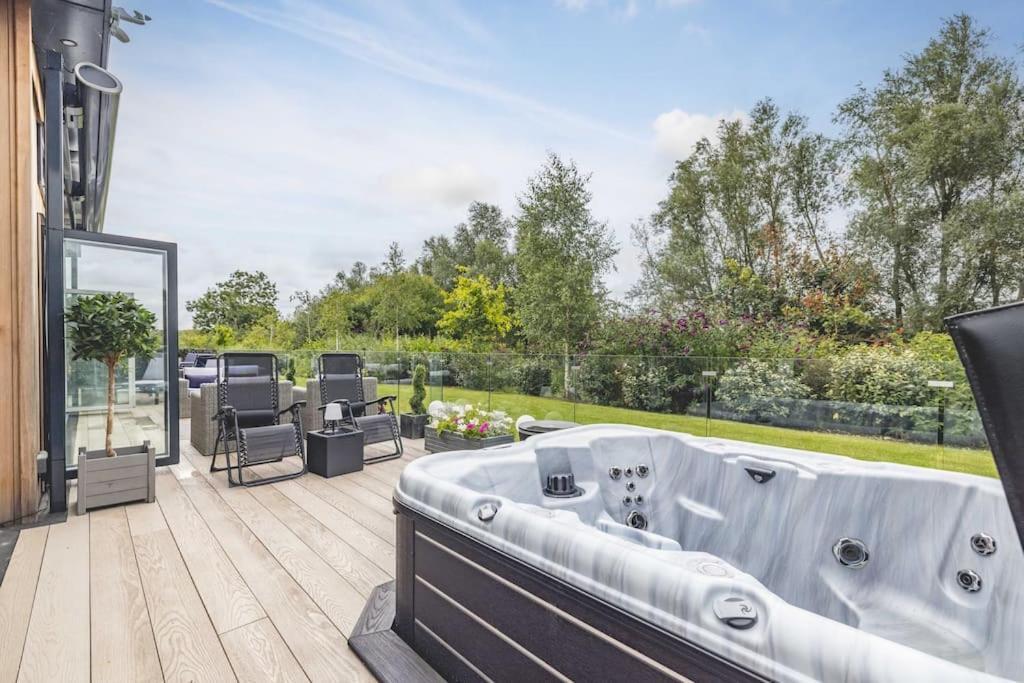 Luxury Lodge With Hot Tub In Windsor Marina Экстерьер фото