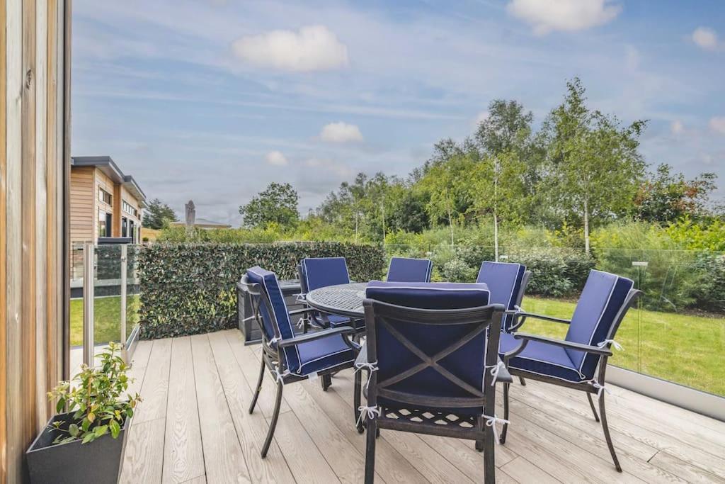 Luxury Lodge With Hot Tub In Windsor Marina Экстерьер фото